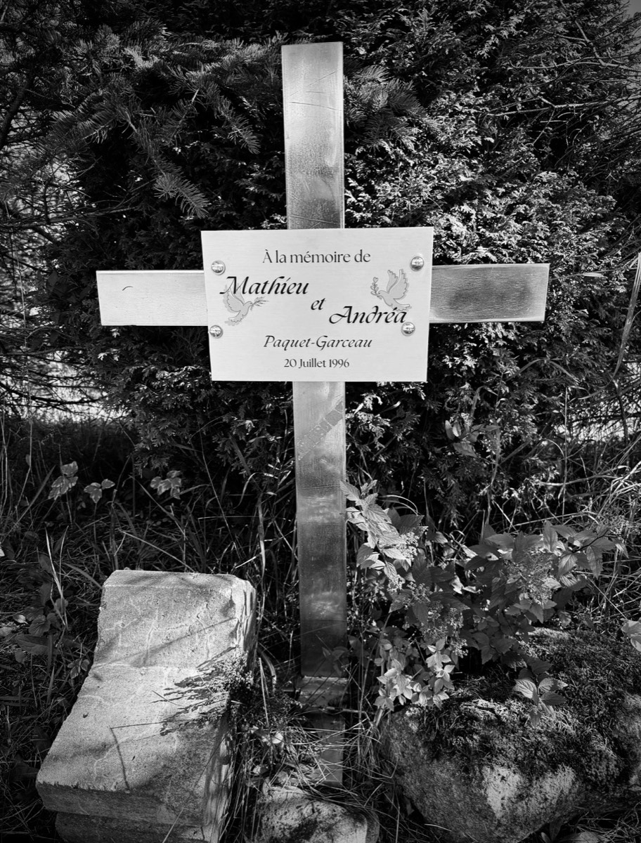 Croix commémorative à la mémoire de Mathieu et Andréa Paquet-Garceau